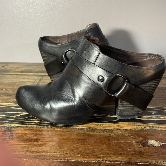 Kork-Ease clogs with wooden heel black size 11/43
Size 11 size 43 one tack gone - Picture 5 of 17